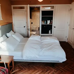 House Of Straw Bed & Breakfast